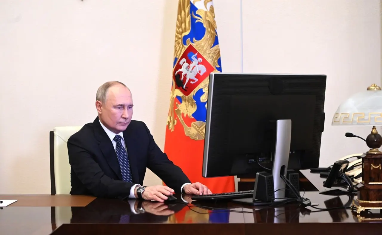 Президент поручил обеспечить работу «белых списков» для гарантированной доступности критически важных сервисов при ограничениях интернета; контроль возложен на правительство и ФСБ.
