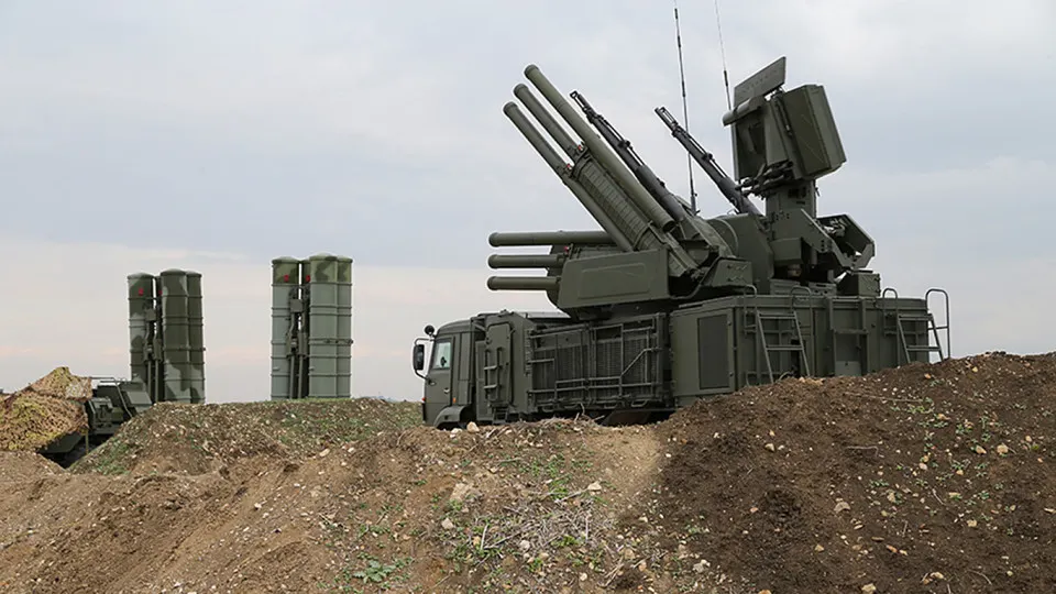Российские военные начали использовать новый комплекс радиоэлектронной борьбы, способный подавлять сигнал терминалов Starlink на территории до 20 квадратных километров; системы производятся в Симферополе и стоят около 1,5 млн долларов за единицу.