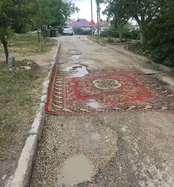В Госдуму внесён законопроект, который позволяет собственникам и жильцам обновлять асфальтовое покрытие во дворах и на местных дорогах. Правительство проект не поддержало, указав, что ремонтом должны заниматься специалисты.