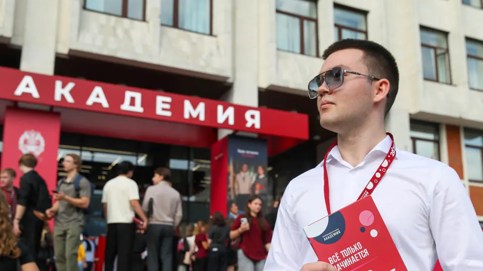 В ряде вузов распространяют предложения о добровольной службе в отрядах по защите от беспилотников: год службы, обучение, высокая оплата и бонусы. Власти рассчитывают привлечь десятки тысяч студентов в войска БПЛА к концу 2026 года.