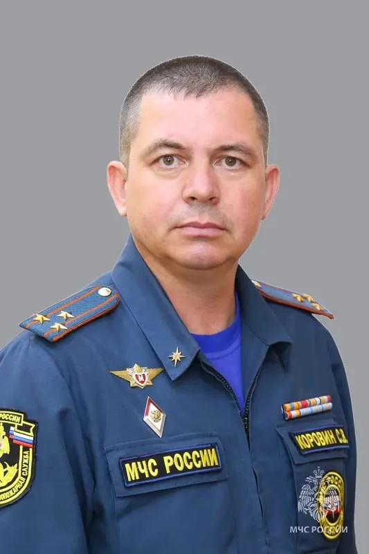 Полковник внутренней службы Сергей Коровин, уроженец Курганской области с более чем 25‑летним стажем в МЧС, назначен начальником краевого управления; он сменил Николая Басова.