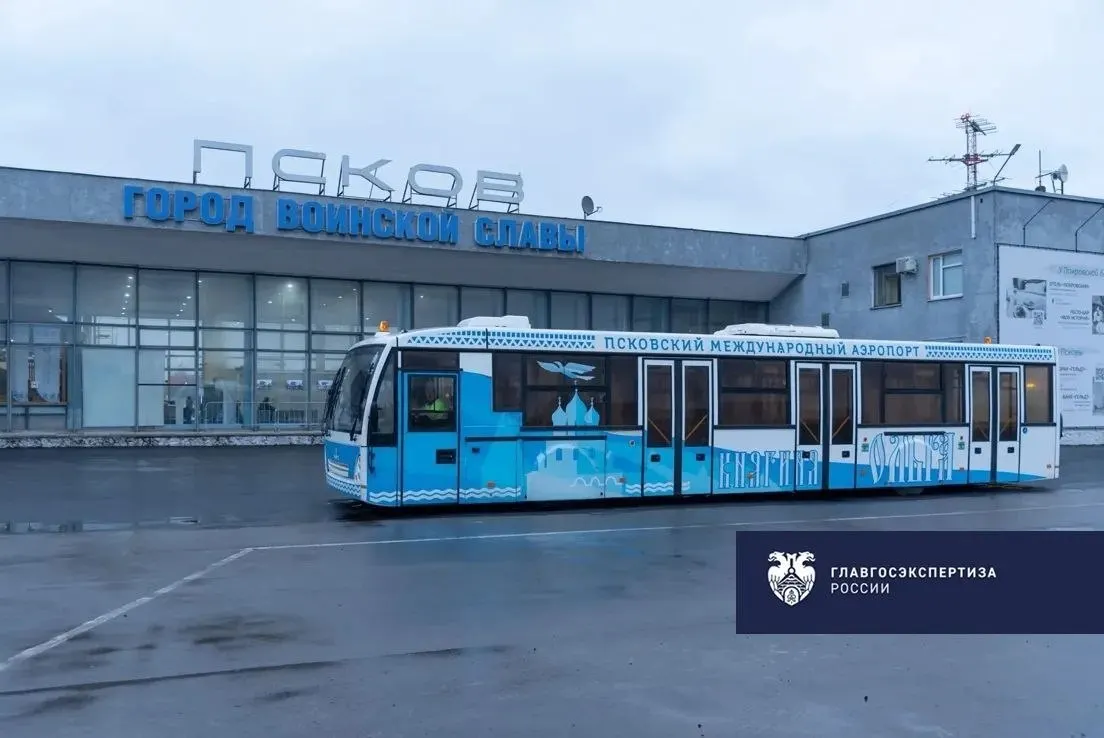 Проект включает реконструкцию перрона и рулёжной дорожки, площадку для противообледенительной обработки и обновление инженерных коммуникаций. После работ аэропорт сможет принимать МС‑21, Суперджет‑100 и Boeing 737‑800.