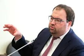 На IT‑завтраке ПМЭФ‑2026 Максут Шадаев сообщил, что внедрение механизмов возрастной верификации на цифровых платформах входит в число приоритетных задач ведомства.