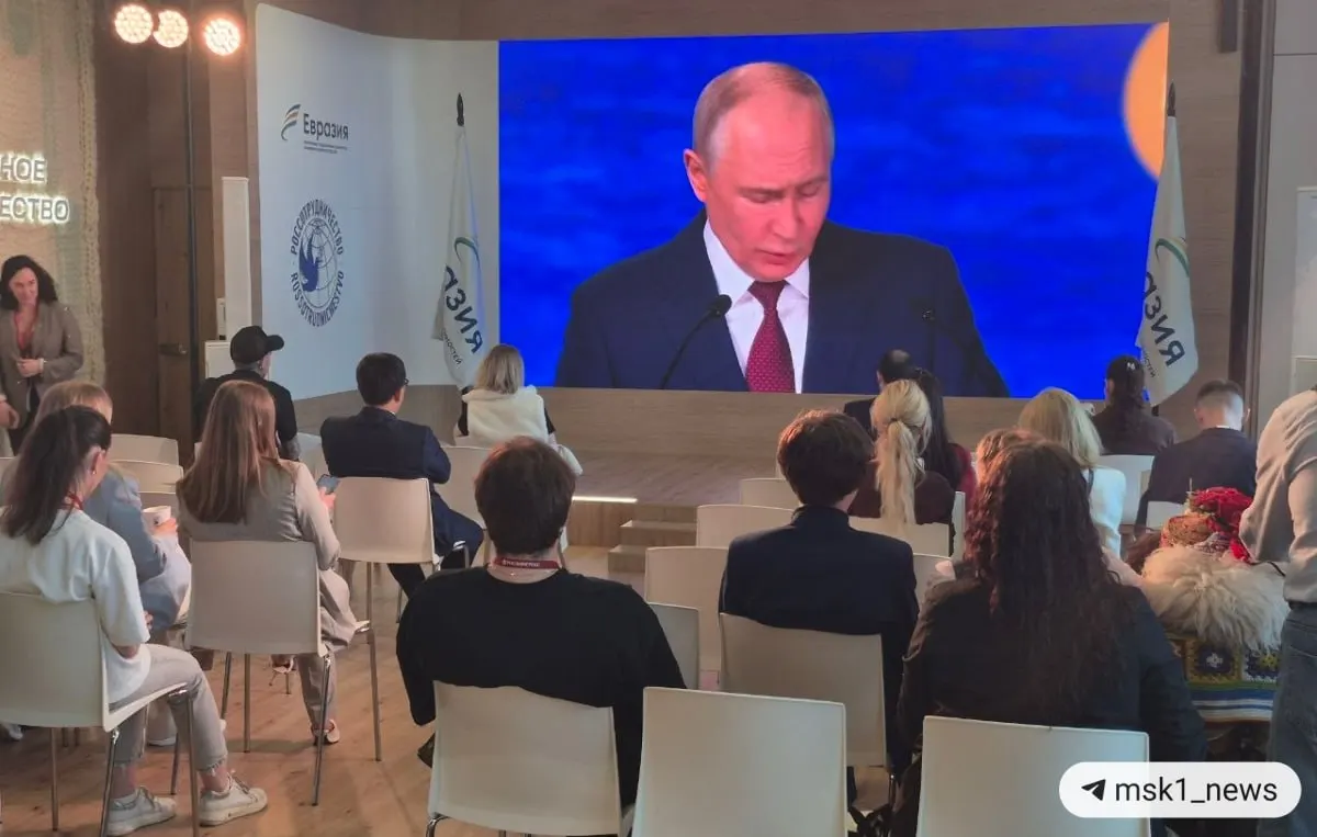 Президент отметил смещение роста в пользу стран Глобального Юга, переход к многополярности и увеличивающийся вклад БРИКС по сравнению с G7.