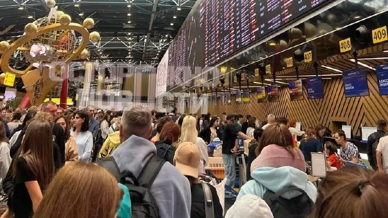 Почти 200 БПЛА направлялись к столице. В результате атаки временно закрыты московские аэропорты, отменены и задержаны сотни рейсов.