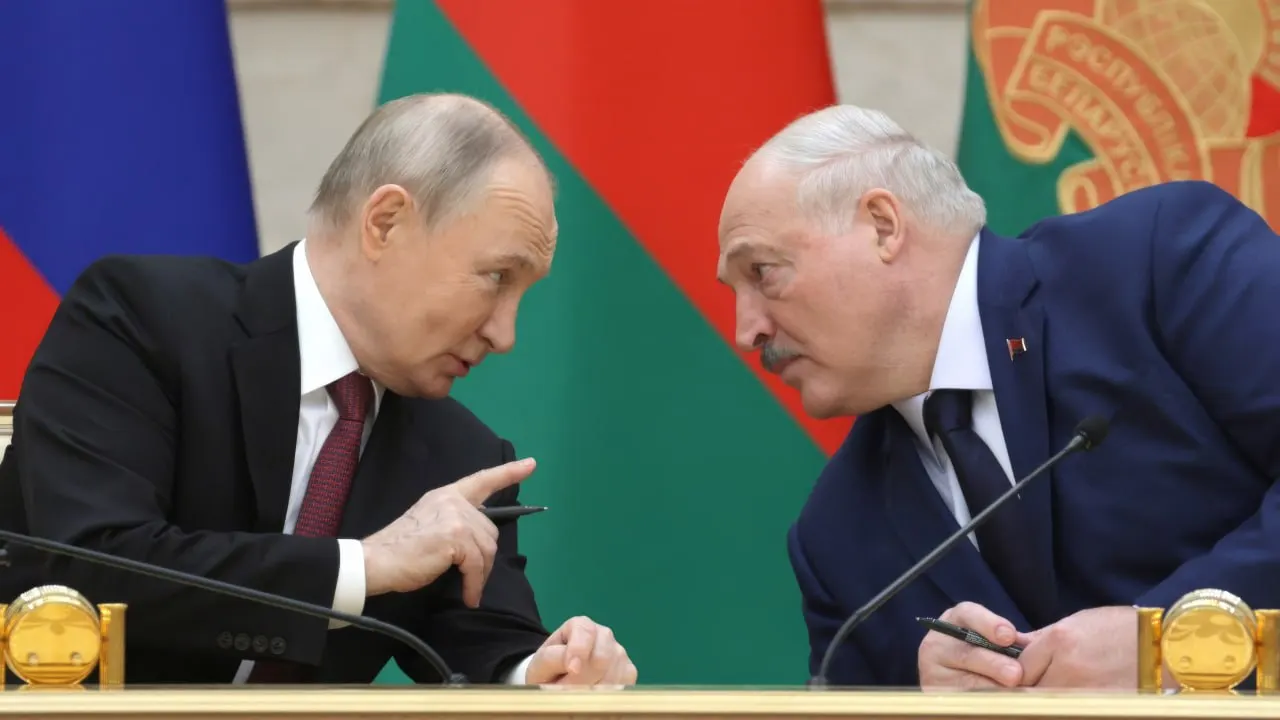 26 июня в резиденции на Валдае прошли закрытые переговоры между президентами России и Беларуси — официальных заявлений не последовало; встреча обсуждалась на фоне обострения у белорусско‑украинской границы.