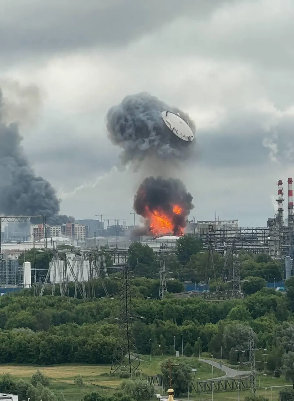 Ночью по Москве и области нанесена массовая атака беспилотников: по данным военных, сбито несколько сотен дронов, однако часть достигла промышленных и жилых объектов — есть пожары и разрушения, принимаются меры по эвакуации и восстановлению движения.
