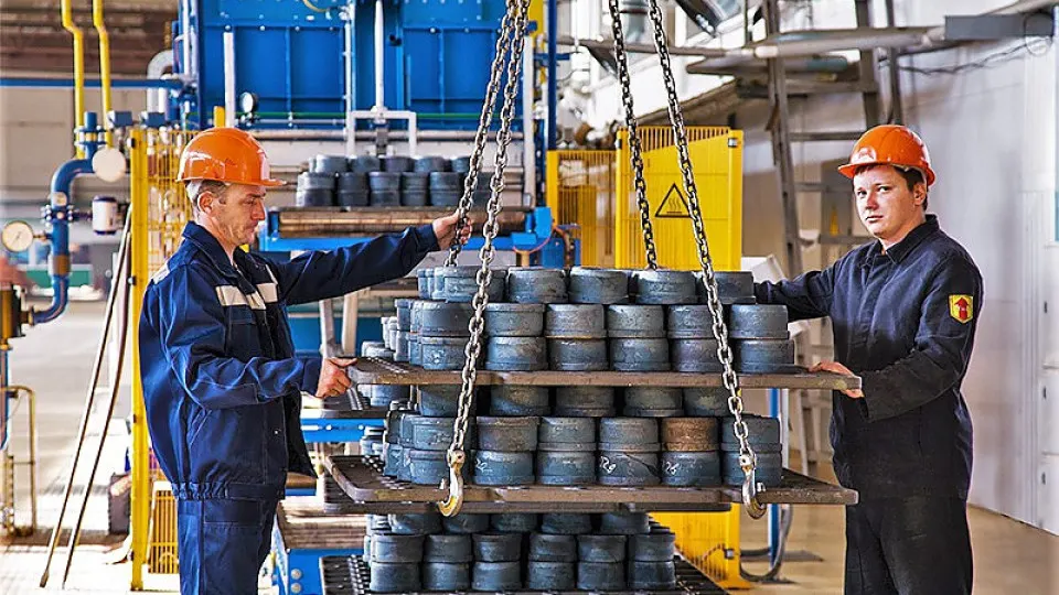 По требованию Генпрокуратуры Лефортовский райсуд Москвы наложил арест на основные активы АО «ЕПК» и связанные предприятия в Волжском, Саратове и Самаре. В деле фигурируют бывший депутат Олег Савченко, его сын и ещё двое бизнесменов; следствие связывает меры с заявлениями 2009 года и введением антидемпинговых пошлин.