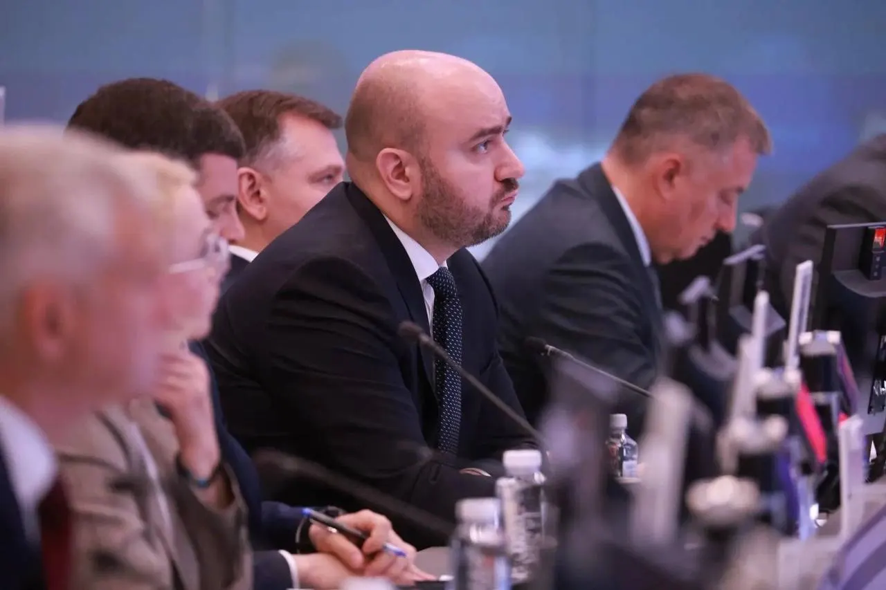 Во время рабочей поездки в Москву губернатор Самарской области принял участие в совещании под руководством вице‑премьера: обсуждали поставки бензина и дизеля, цены и логистику, а также важность бесперебойного снабжения для агропромышленного комплекса региона.