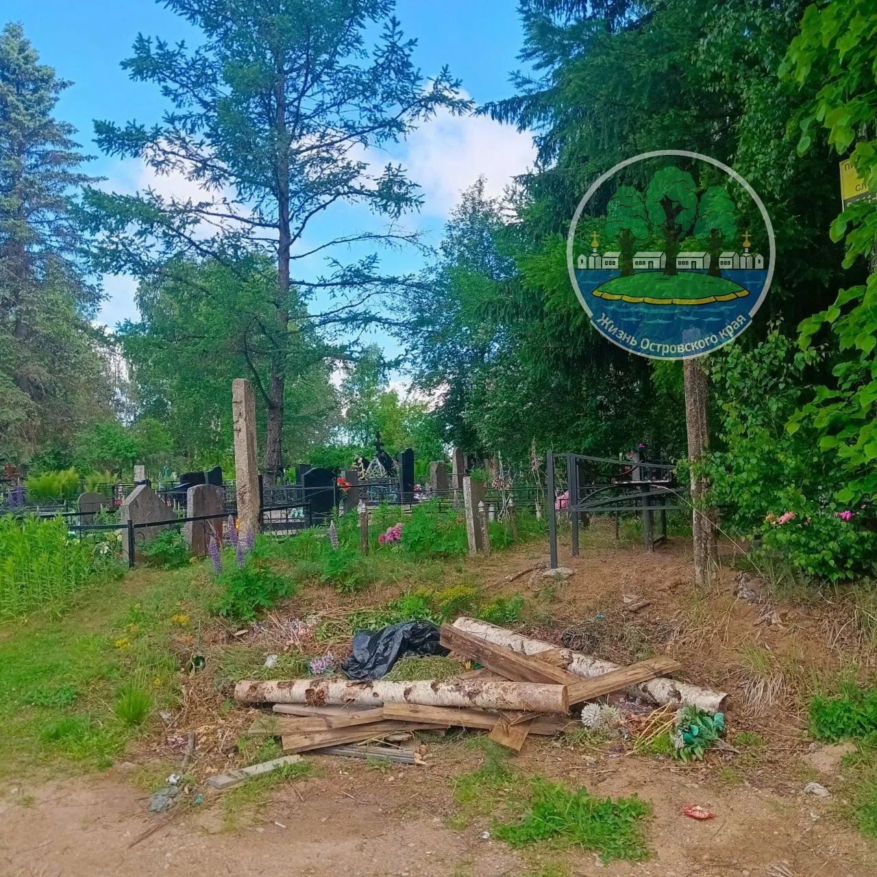 Депутат Псковского областного собрания обратился в прокуратуру после обнаружения бытовых и строительных отходов на городском кладбище Острова. Он требует установить ответственных и принять меры для приведения территории в порядок.