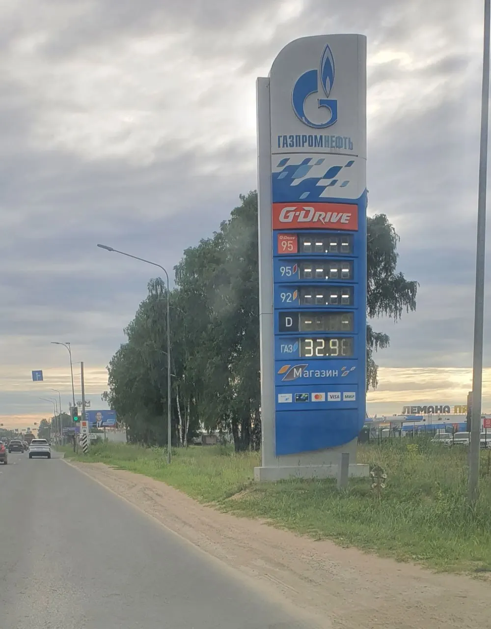 На одной из автозаправок Пскова закончился бензин и дизтопливо; по фото очевидно, что покупателям предлагают лишь сжиженный газ. Официальных комментариев пока нет.