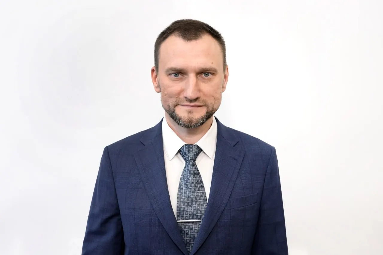 Ивана Долотова, ранее руководившего управлением комплексной безопасности ПсковГУ, назначили проректором по административно‑хозяйственной работе и безопасности. Причины кадровой ротации официально не раскрываются; отдельные источники связывают изменения с новой кадровой политикой и привлечением сотрудников из филиала Академии права и управления ФСИН.