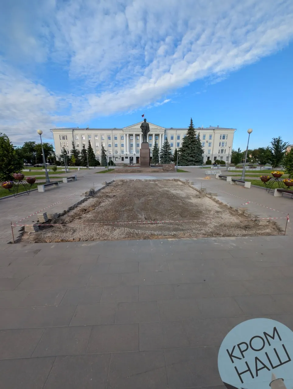 На центральной площади города подрядчик 9 июня приступил к демонтажу плитки и подготовке грунта под старую клумбу — власти планируют вернуть исторический облик цветника.