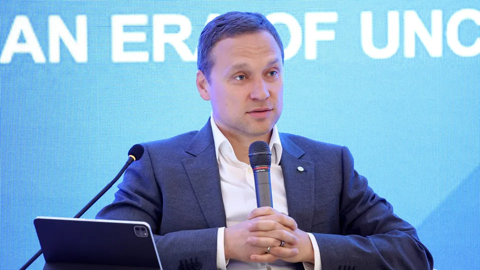 Зампред правления одного из крупнейших банков заявил, что россияне и малый бизнес снимают деньги с расчётных счетов — наличность не возвращается в банковскую систему. Финрегуляторы фиксируют значительный отток средств, а эксперты связывают это с усилением контроля и налоговой нагрузкой.