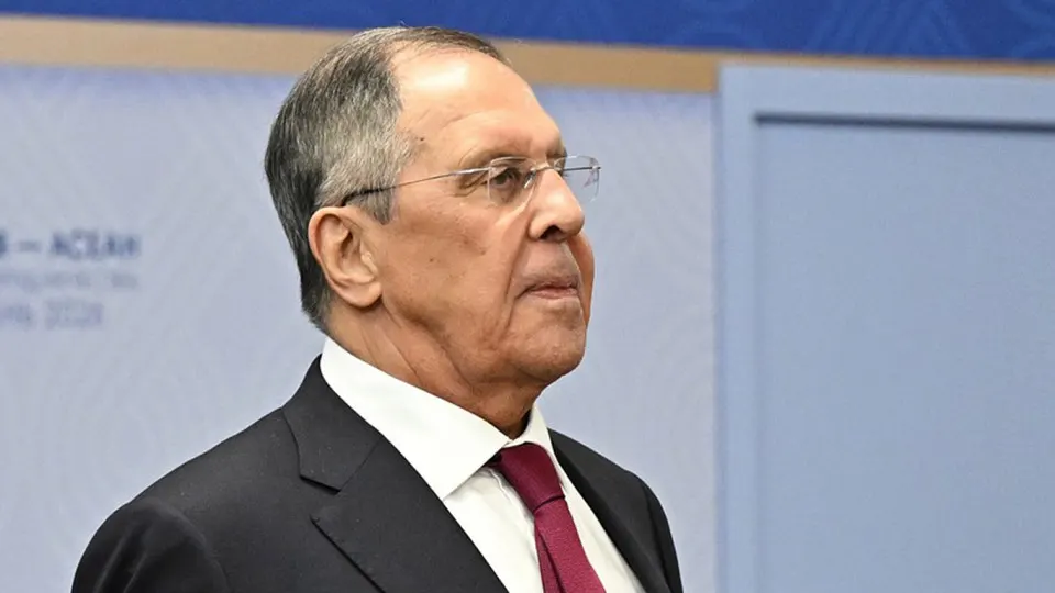 Министр иностранных дел заявил о регулярных массированных ударах по объектам, влияющим на боеспособность ВСУ, после самой крупной ночной атаки беспилотников на столицу — в Подмосковье произошли пожары и зафиксированы следы нефтяных осадков, аэропорты приостанавливали работу.
