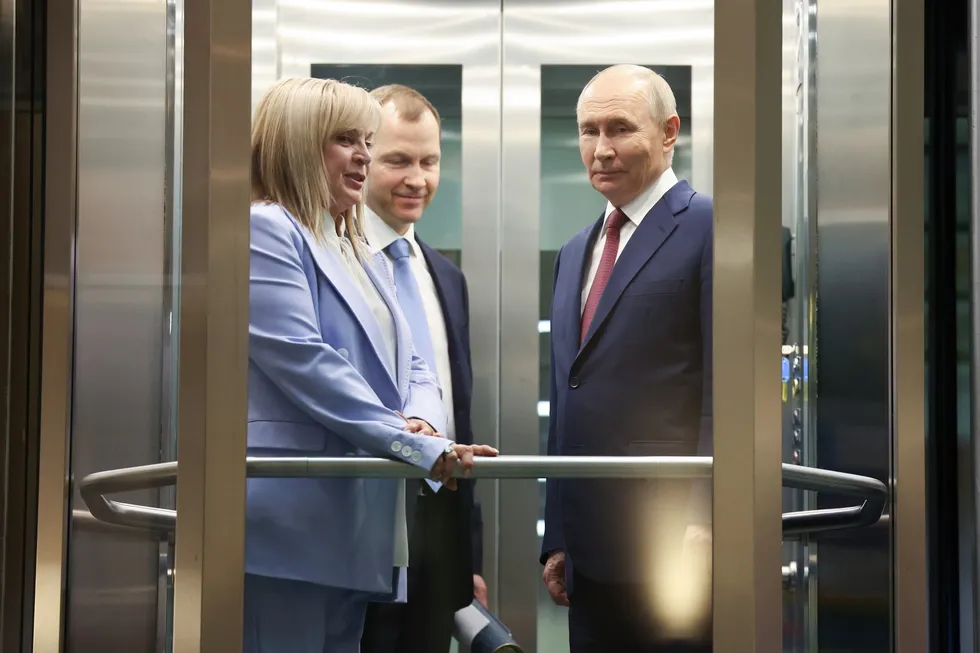 Руководители силовых ведомств предлагают перенести или отменить выборы в Госдуму на фоне ухудшения экономической ситуации и угроз безопасности. В администрации и политблоке идут споры: гражданские чиновники и часть руководства выступают за проведение голосования по графику.