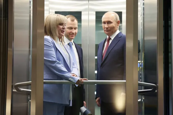 Пресс‑секретарь президента Дмитрий Песков заявил, что подготовка к выборам 2026 года идет по плану и их перенос не рассматривается. Ранее источники сообщали о предложениях силовиков обсудить перенос или отмену голосования.