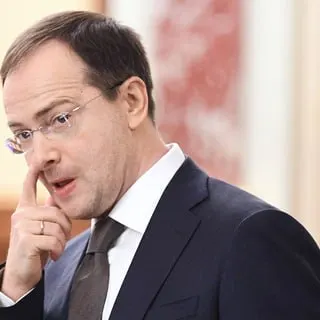 Помощник президента Владимир Мединский предложил ввести для бюджетников обязательную отработку и закрепить за государством или работодателем распределение и трудовые контракты по окончании вуза.