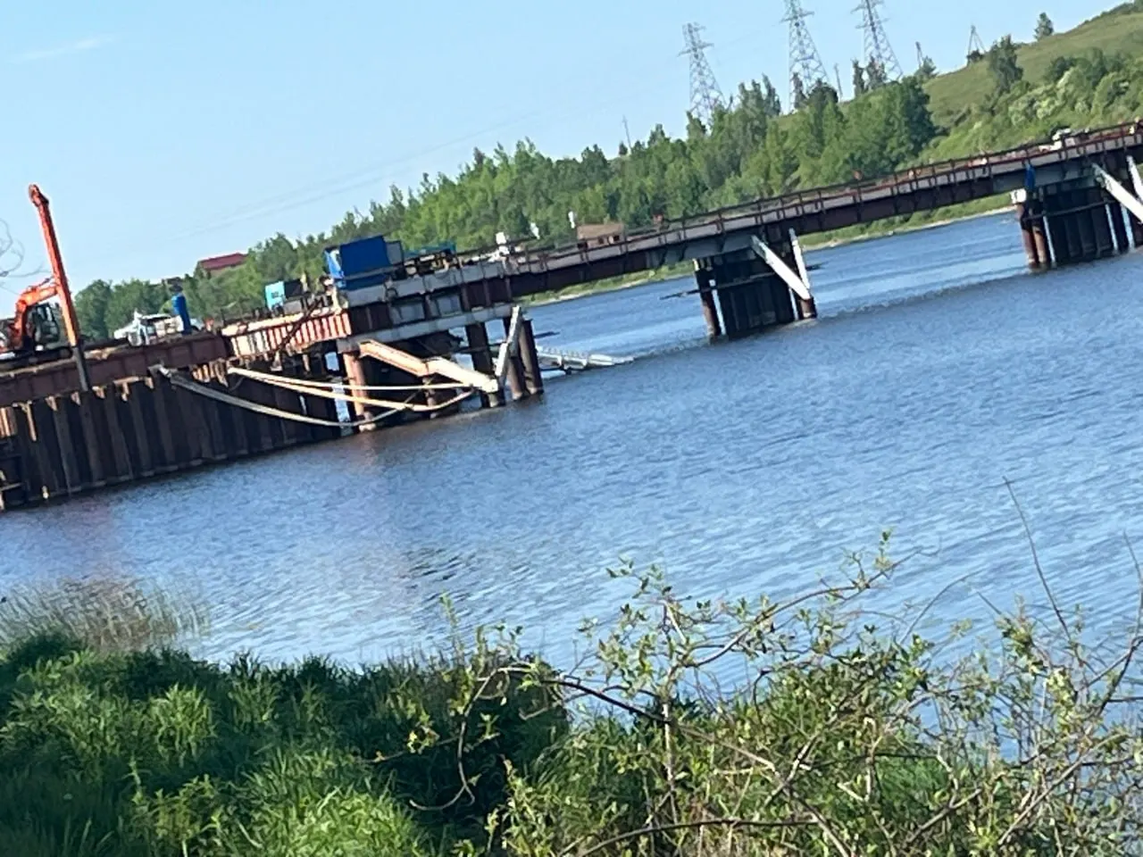 Кран сорвался в воду на стройплощадке Северного обхода в Пскове; оператор крана погиб. Обстоятельства выясняются.
