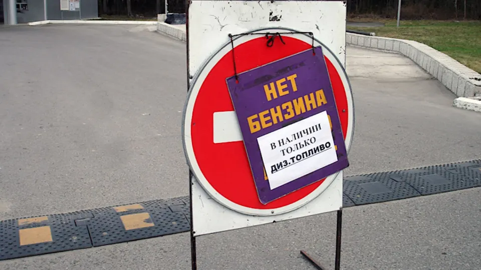 Власти Севастополя объявили, что с ночи до первой половины дня отпуск топлива будет осуществляться только для экстренных и коммунальных служб. Ограничения введены на фоне масштабного дефицита топлива в Крыму и ряде регионов России.