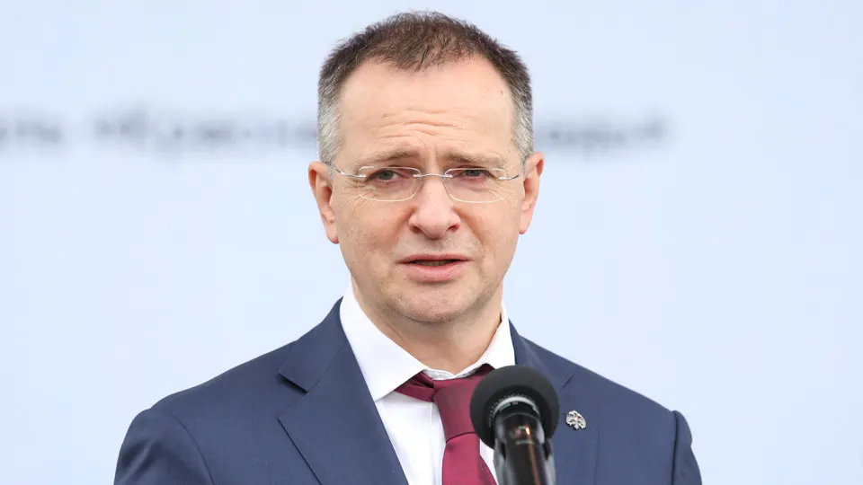 Владимир Мединский призвал усилить контроль на всех этапах производства фильмов и вернуть элементы советской цензуры; при этом госфинансирование концентрируется на «патриотических» проектах, а с марта 2026 года действует запрет на картины, якобы дискредитирующие традиционные ценности.