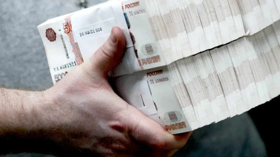 Банки отмечают массовый вывод наличных: в обращении около 20 трлн рублей, только в апреле из банков ушло 600 млрд, с мая‑2025 — примерно 2,5 трлн; Центробанк ужесточает контроль за операциями с наличностью.