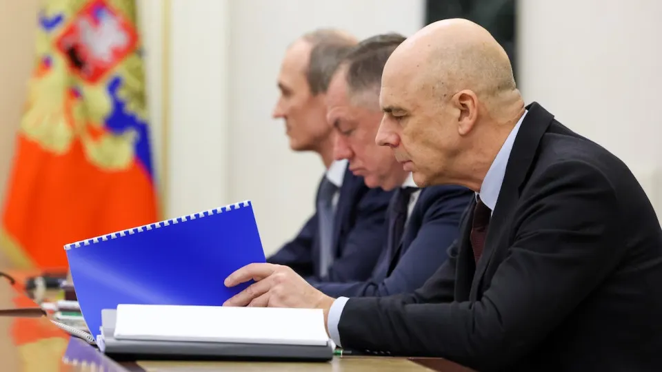 Облигационный рынок пережил масштабную распродажу: индекс RGBI опустился до минимума, доходности долгосрочных ОФЗ достигли 15,5% годовых. Усиление военных расходов, рост дефицита и осторожная политика Центробанка создают дополнительные бюджетные риски.