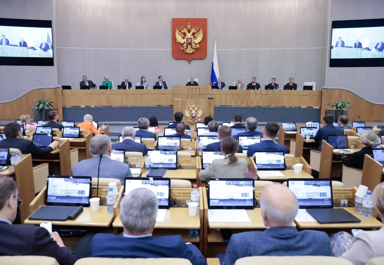 Анализ данных законодательной системы показывает: Госдума одобряет 84% правительских и 99% президентских законопроектов, тогда как «депутатские» инициативы проходят лишь около четверти.