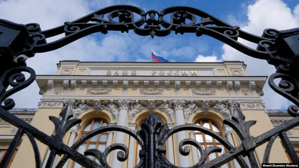 Центробанк пересмотрел среднесрочный прогноз: ВВП на 2026 год может вырасти на 0–1% вместо 0,5–1,5%, а инфляция ожидается на уровне 6–7%. Также пересмотрены оценки бюджетного дефицита, цены на нефть и внешнеторговые показатели.