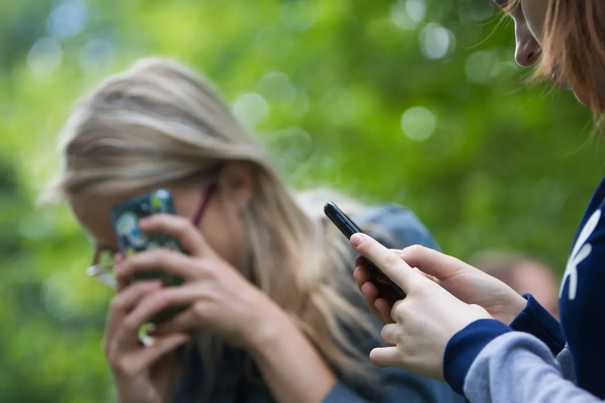 Закон даёт возможность родителям и законным представителям пометить SIM‑карту ребёнка для ограничения рассылок, входящих вызовов и контента 18+. Операторы обязаны будут бесплатно подключать родительский контроль.