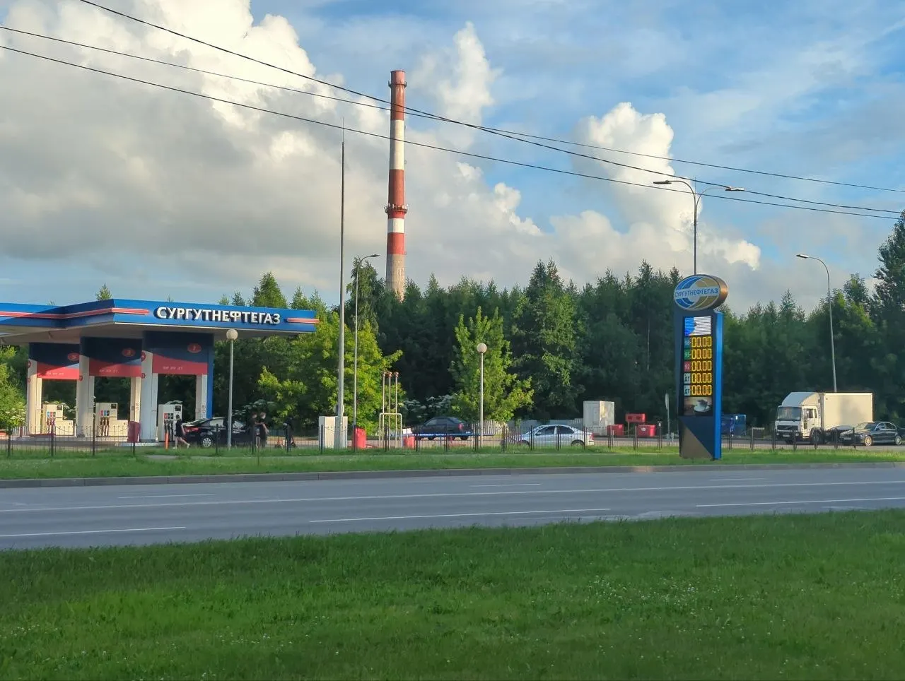На одной из автозаправок в Завеличье Пскова бензин отсутствует, но очередей и ажиотажа не наблюдается.