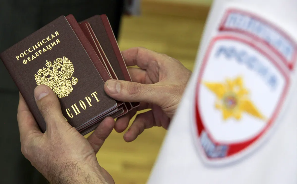 По сведениям собеседников в дипломатических кругах и у администрации президента, обсуждается мера, по которой индивидуальный туризм россиян в недружественные страны будет ограничен: поездки возможны только в составе групп не менее 10 человек с сопровождением и по утверждённому маршруту, также рассматривается требование выездной визы.