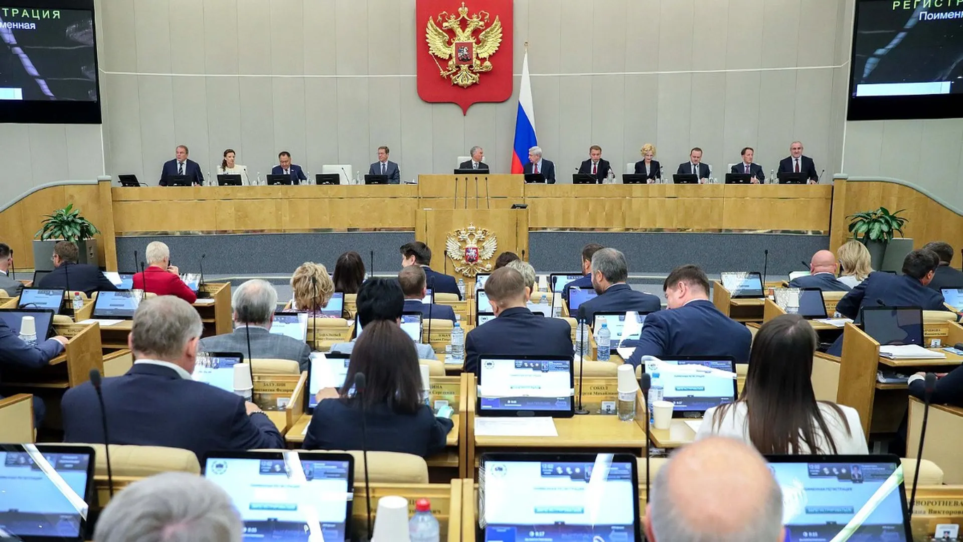 Депутаты планируют ужесточить запреты для россиян, которым в России назначены наказания или административные решения: в проекте — ограничения на госуслуги, онлайн‑банкинг, консульские услуги, операции с недвижимостью и другие меры; реестр будет вестись Минюстом.