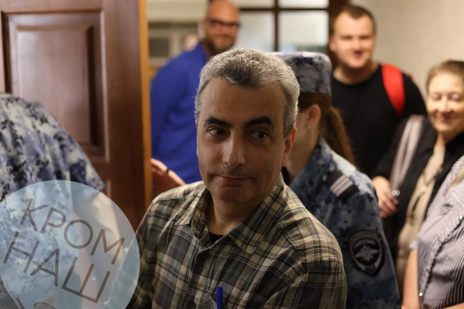 В Псковском городском суде продолжилось рассмотрение уголовного дела Льва Шлосберга. На заседание он явился без трёх конвоев; судебный пристав сообщил, что в зал поместятся около десяти человек. Политик оспаривает признание иноагентом.