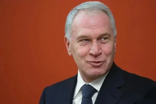 Указ о награждении опубликован в официальном реестре: Ковальчук отмечен за вклад в социальные проекты, сохранение культурно‑исторических ценностей и благотворительность.