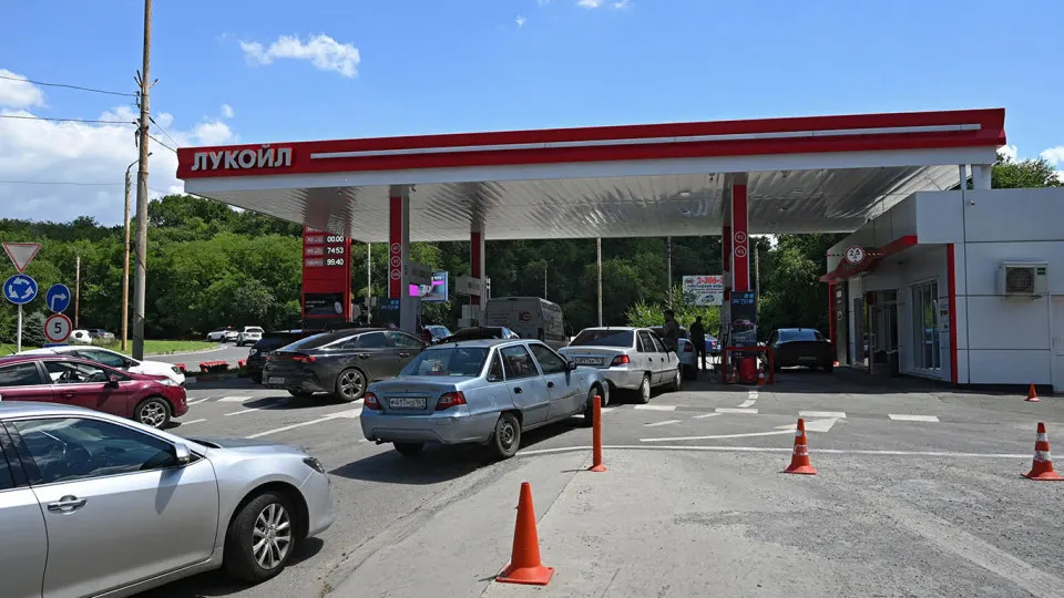 Цена белорусского бензина АИ‑92 за неделю выросла на 6% — до 127 тыс. руб./т, с начала мая рост составил 1,8 раза. Дефицит топлива в России усилился после ударов по НПЗ; власти увеличивают импорт, но свободные объёмы для быстрой поставки ограничены.