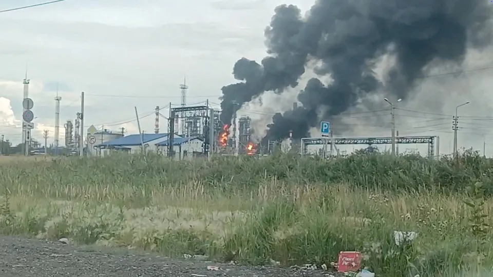 По данным Росстата, в июне производство нефтепродуктов сократилось на 12% и оказалось на 21,7% ниже уровня года, что привело к дефициту топлива, удорожанию и расширению импорта.