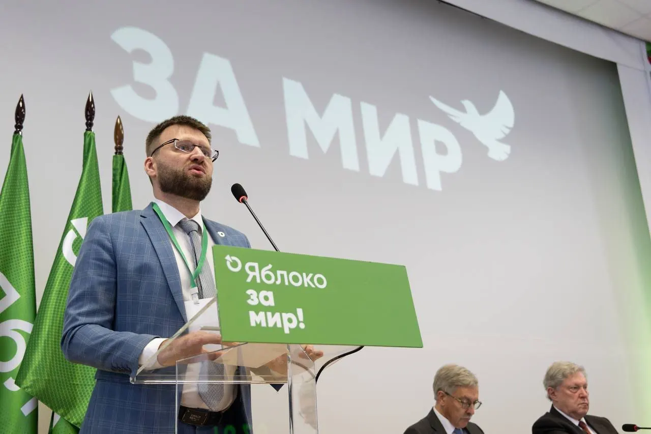 Ведомство сослалось на «факты ведения политической деятельности»: поздравление от лидера партии, поездки в суд, возложение цветов и участие в видеоролике с бумажными самолётиками.