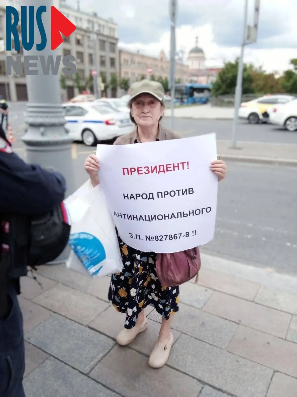 Наталью Шамину задержали на Старой площади за плакат против передачи регионам полномочий по снятию памятников с охраны. Градозащитники предупреждают, что изменение правил может привести к массовым сносам в интересах застройщиков.