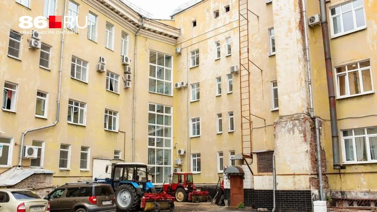 Решение о переустройстве дворовой территории должно приниматься на общедомовом собрании; нужны согласования с муниципальными требованиями и соблюдение прав жильцов.