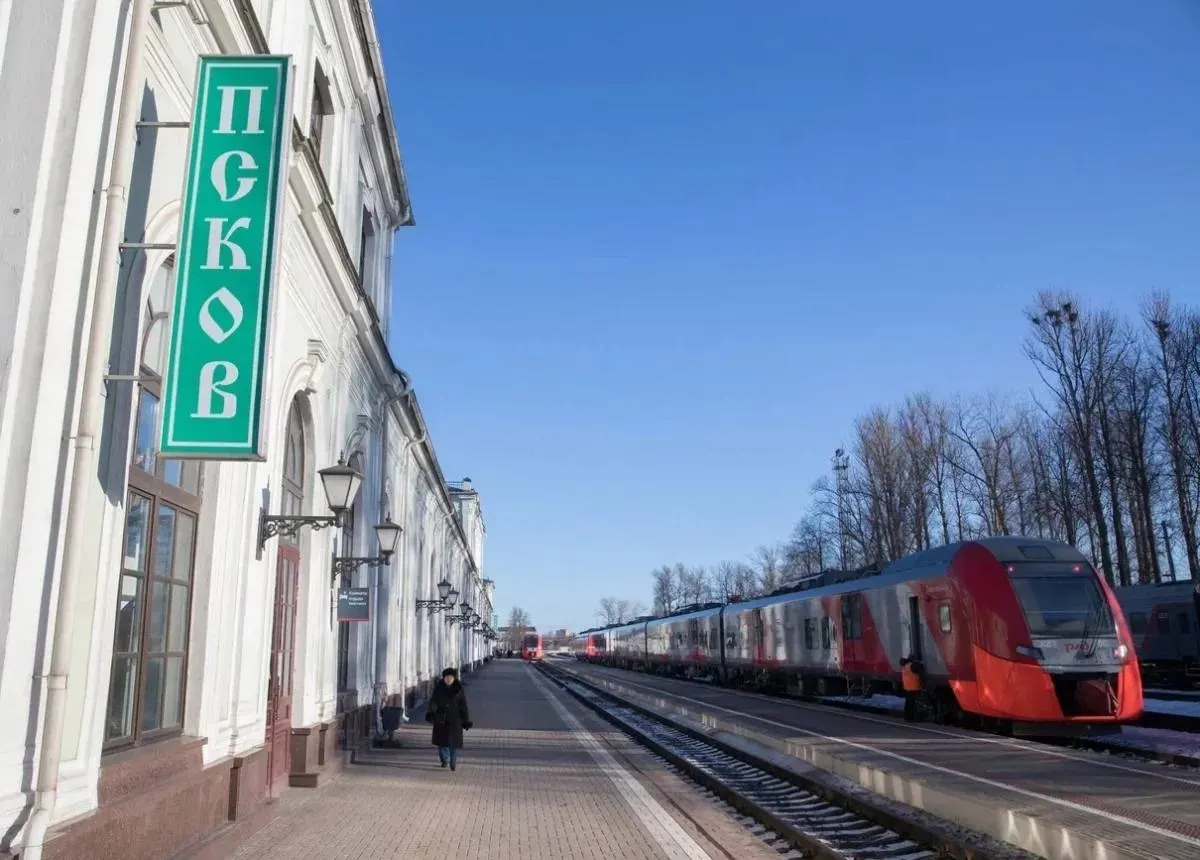 Артур Гайдук обратился к руководству ФПК с просьбой увеличить число вагонов на маршрутах Псков — Санкт‑Петербург и Псков — Москва и рассмотреть назначение дополнительных поездов из‑за дефицита билетов в периоды повышенного спроса.
