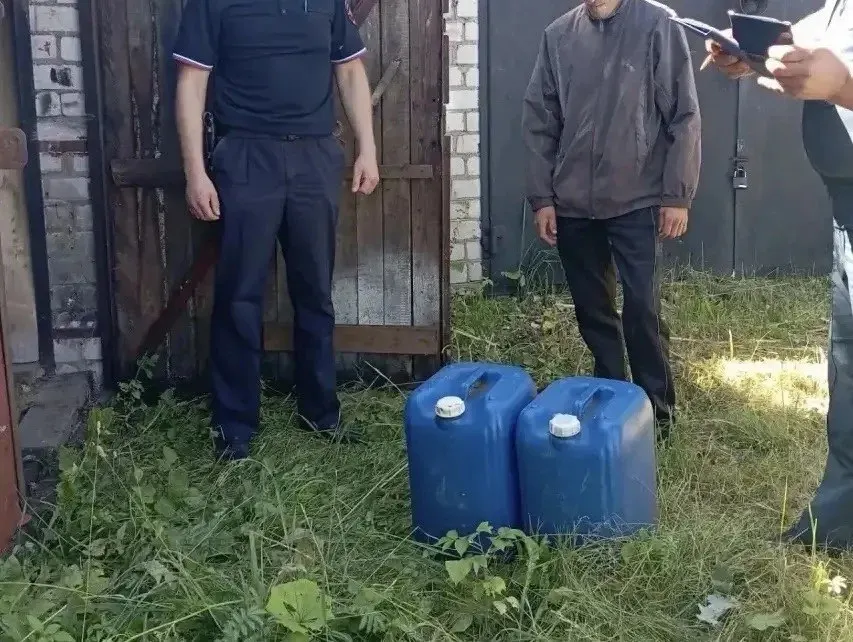 В регионе проводят рейды по домовладениям и гаражным кооперативам: обнаружены крупные запасы бензина, возбуждено административное производство по ст. 20.4 КоАП РФ. Проверки связаны с дефицитом топлива и спекуляциями.
