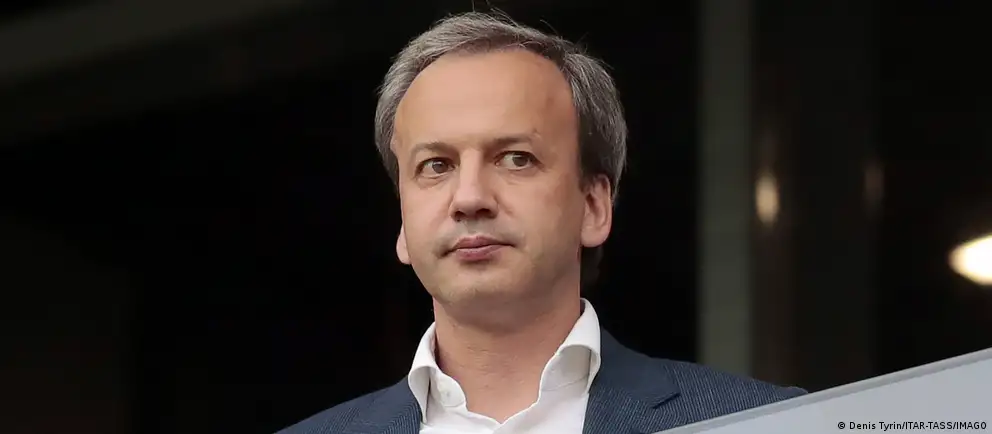 Аркадий Дворкович заявил, что будет добиваться в суде отмены своего включения в 21‑й пакет санкций ЕС и до решения суда добровольно уходит с поста президента Международной шахматной федерации; обязанности президента возьмёт Вишванатан Ананд.