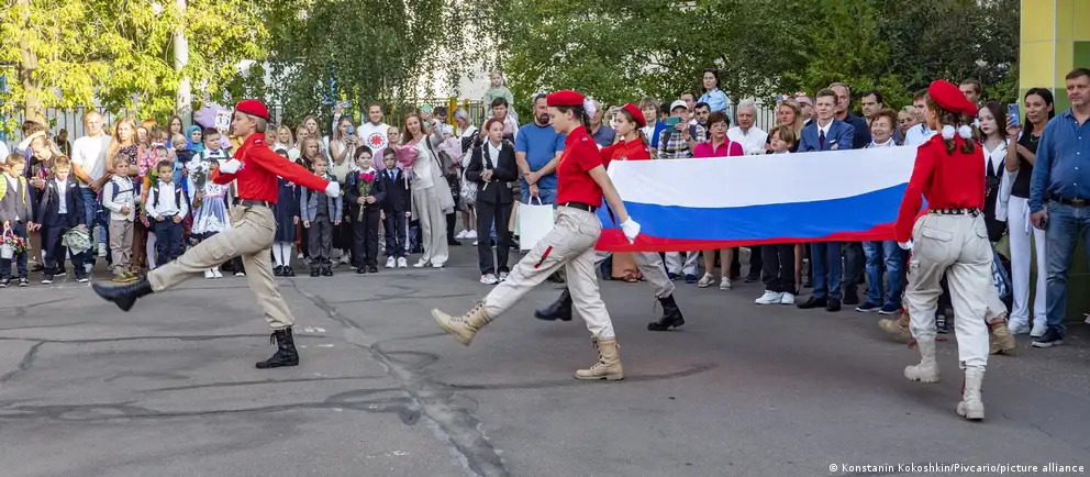 По всей стране родители жалуются: детей не принимают в 10-й класс, устанавливают очень высокие проходные баллы и предлагают учиться в колледжах. Эксперты связывают это с политикой ограничения доступа к высшему образованию и перераспределением подготовки кадров.