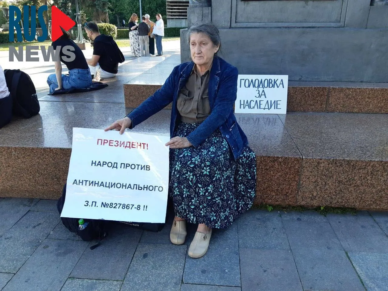 Наталья Шамина устроила голодовку у памятника Кириллу и Мефодию в знак протеста против законопроекта о передаче регионов полномочий по учёту объектов культурного наследия. Через час её доставили в отделение полиции.