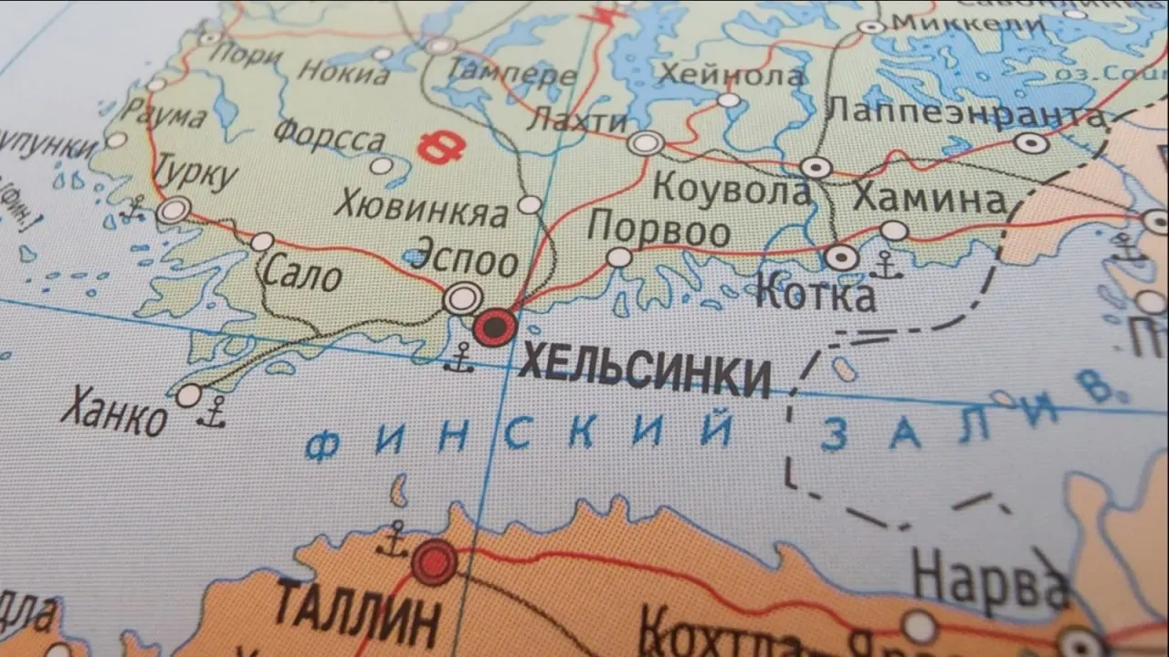 С 1 июля Россия повысила таможенные пошлины на железнодорожные перевозки в Финляндию в восемь раз — поставки удобрений стали экономически невыгодными и рискуют остановиться в ближайшие недели.