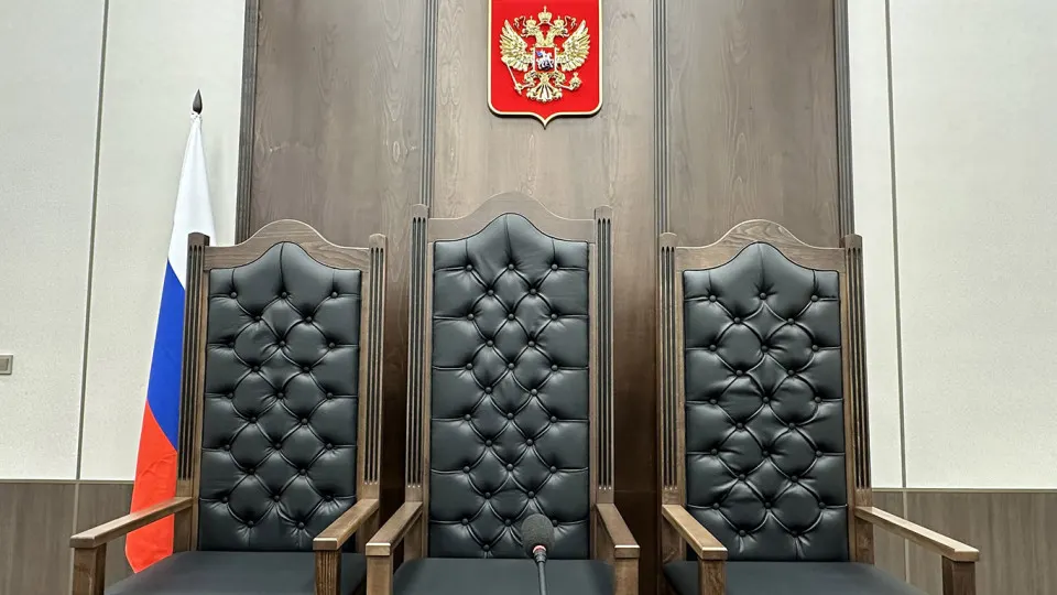 Верховный суд предложил смягчить требования к образованию для ряда должностей в аппаратах судов — это должно уменьшить дефицит кадров, но эксперты предупреждают о рисках для качества работы и необходимости улучшения условий труда.