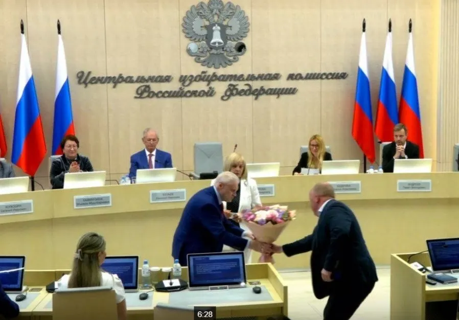 На заседании Центризбиркома единогласно зарегистрировали список «Справедливой России», подтвердили 260 кандидатов, вручили Сергею Миронову удостоверение, назначили члена комиссии от ЛДПР с правом совещательного голоса и утвердили 43 финансовых уполномоченных «Яблока».