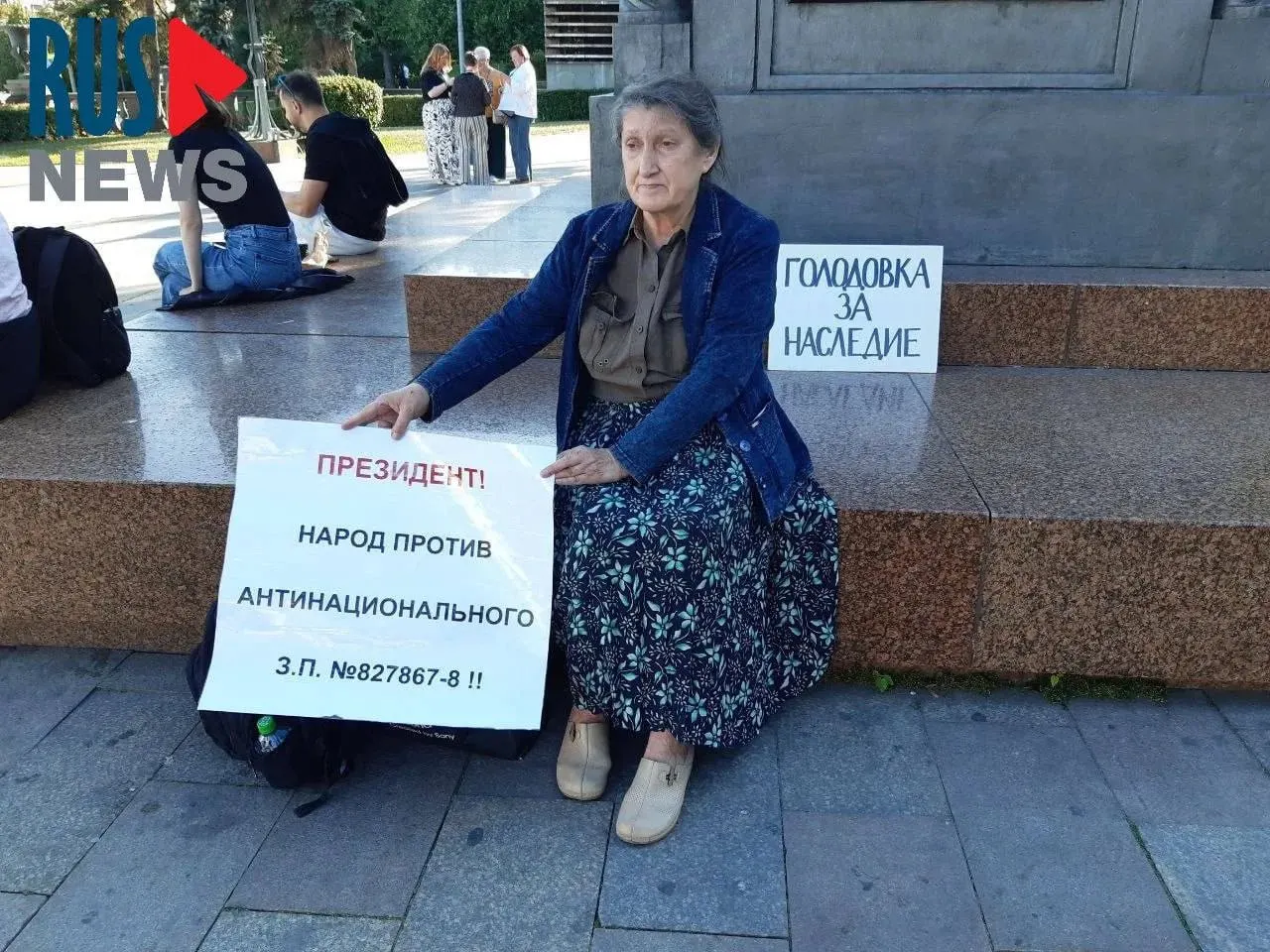 Активистки объявили «голодовку за наследие» в знак протеста против поправок, позволяющих регионам снимать охранный статус с памятников. Одну из участниц задержали в Москве и затем доставили в психиатрическую клинику.