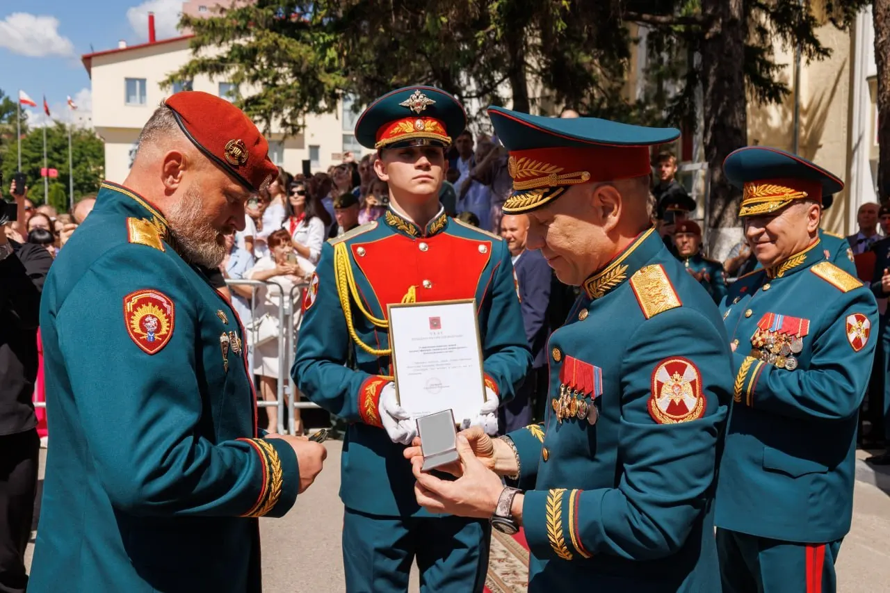 Начальнику Саратовского института войск национальной гвардии Александру Белоглазову присвоено воинское звание «генерал-лейтенант». Погоны вручил заместитель директора Федеральной службы войск национальной гвардии Анатолий Маликов.
